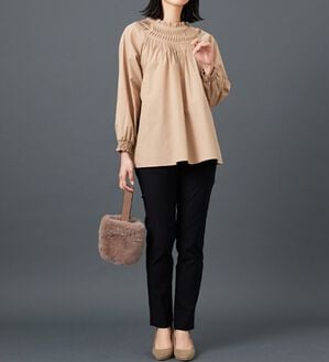 BELLUNA（ベルーナ）の「タックデザインフリル衿ブラウス（ブラウス）」｜ベージュ