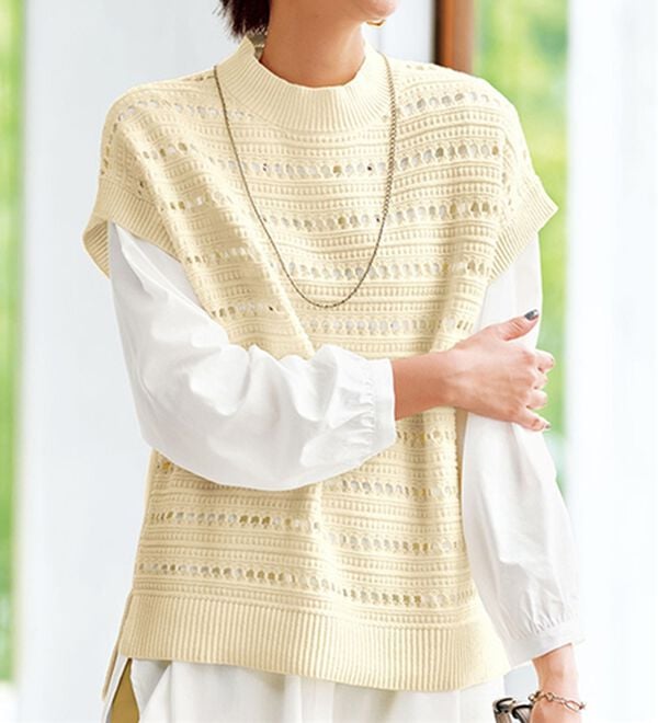 BELLUNA（ベルーナ）の「透かし編ハイネックゆったりニットベスト（ベスト）」｜アイボリー