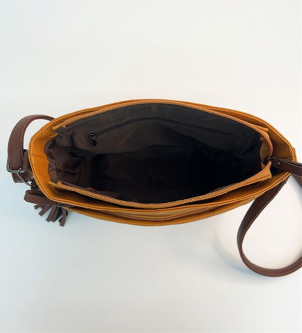 BELLUNA（ベルーナ）の「ドット型押ショルダーバッグ（ショルダーバッグ）」｜詳細画像