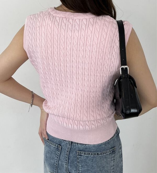 GeeRA（ジーラ）の「ケーブル編み刺しゅうノースリニット（ベスト）」｜詳細画像