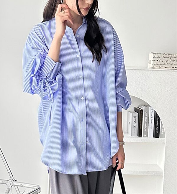 GeeRA（ジーラ）の「バックギャザー＆リボンデザインシャツ（シャツ）」｜詳細画像