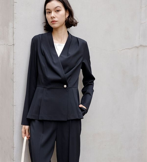 GeeRA（ジーラ）の「【２点セット】パールボタンペプラムプリーツブラウスセットアップ（その他スーツ）」｜詳細画像