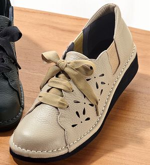 ルフラン（ルフラン）の「５Ｅ花柄パンチングアウトステッチシューズ（フラットシューズ）」｜ベージュ