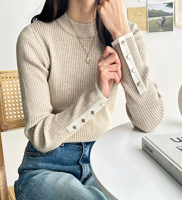 GeeRA（ジーラ）の「袖口ボタン配色ハイネックリブニット（ニット・セーター）」｜詳細画像