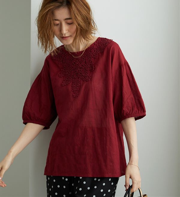 BELLUNA（ベルーナ）の「華やかモチーフレースデザインブラウス（ブラウス）」｜レッド