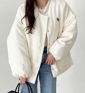 GeeRA（ジーラ）の「【U.S. POLO ASSN.】 ノーカラー中わたブルゾン（ハーフコート）」｜アイボリー