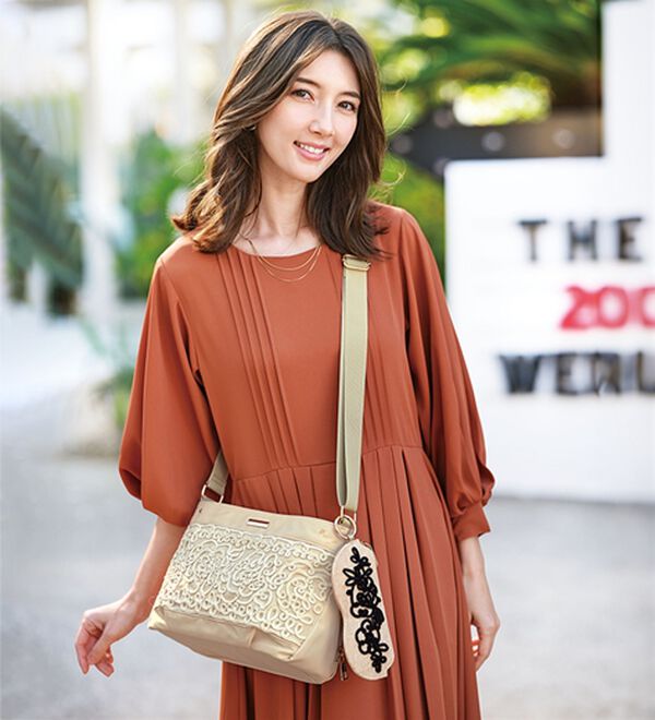 BELLUNA（ベルーナ）の「＜ＬＡＺＹ　ＳＵＳＡＮ＞花柄コード刺しゅうメガネケース（財布・パスケース）」｜詳細画像