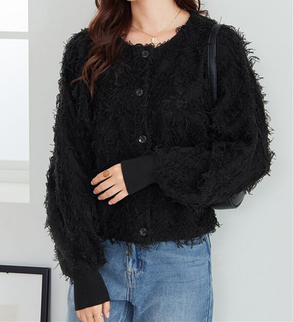 Viola e Viola（ヴィオラ エ ヴィオラ）の「フリンジカーディガン（ニットカーディガン）」｜ブラック