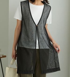 BELLUNA（ベルーナ）の「【2点セット】シアーストライプ素材ジレアンサンブル（アンサンブル）」｜チャコール系