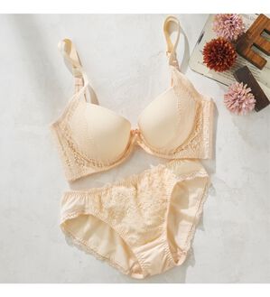 YU'NOW（ユナウ）の「しっかり脇高！美乳ブラセット（ブラジャー＆ショーツセット）」｜アイボリー