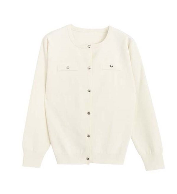Pierrot（ピエロ）の「上品見えスポンジニットゴールドボタンカーディガン（ニットカーディガン）」｜詳細画像