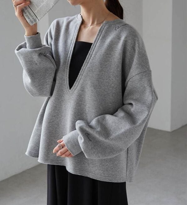 RANAN（ラナン）の「裏起毛Ｖネックロゴ刺しゅうスウェット（トレーナー・スウェット）」｜詳細画像