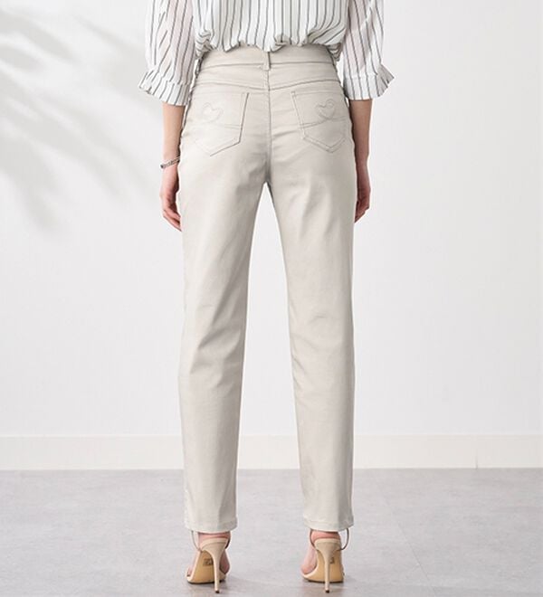 BELLUNA（ベルーナ）の「サラリ速乾！綿サテンストレッチカラーパンツ（フルレングスパンツ）」｜詳細画像