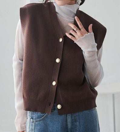 RANAN（ラナン）の「【ムースタッチ】洗える！ゴールド調ボタンニットベスト（ベスト）」