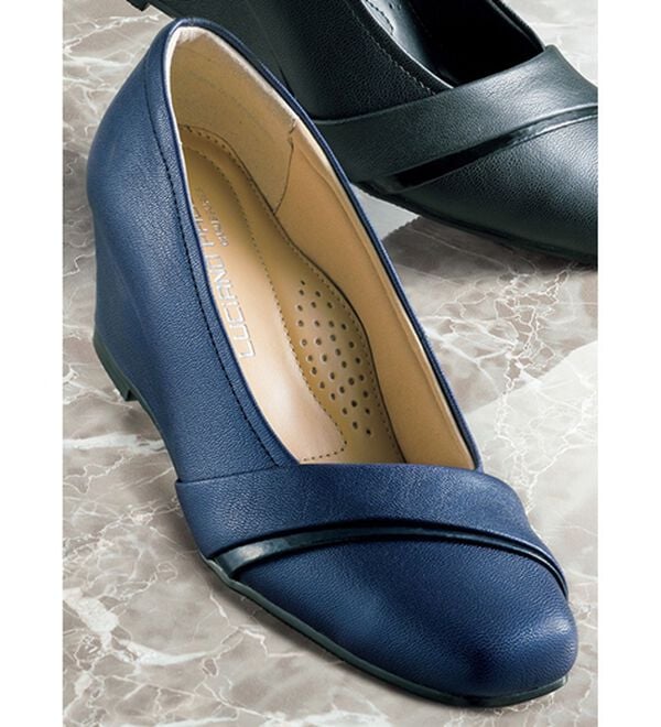 BELLUNA（ベルーナ）の「４Ｅ山羊革エナメルラインパンプス（パンプス）」｜ネイビー