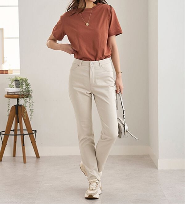 BELLUNA（ベルーナ）の「サラリ速乾！綿サテンストレッチカラーパンツ（フルレングスパンツ）」｜詳細画像