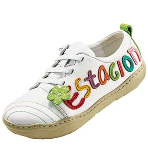 BELLUNA（ベルーナ）の「＜エスタシオン＞フラワーゴム紐シューズ（スニーカー）」｜ホワイト