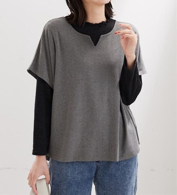 BELLUNA（ベルーナ）の「【2点セット】もちもち素材キーネックポンチョアンサンブル（アンサンブル）」｜チャコール&times;黒