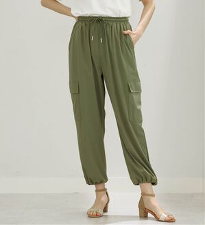 BELLUNA（ベルーナ）の「ヒンヤリ爽快！ドロスト使いカーゴパンツ（その他パンツ）」｜カーキ