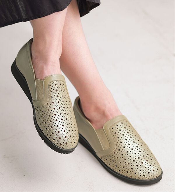 ルフラン（ルフラン）の「５Ｅゆったり履けるパンチングスリッポン（スリッポン）」｜詳細画像