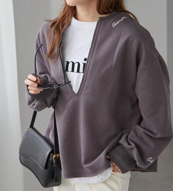 RANAN（ラナン）の「裏起毛Ｖネックロゴ刺しゅうスウェット（トレーナー・スウェット）」｜詳細画像