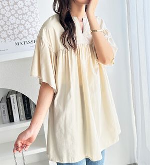 GeeRA（ジーラ）の「フレアー袖キーネックブラウス（ブラウス）」｜ライトベージュ