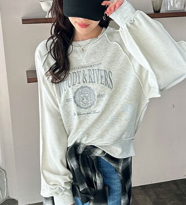 GeeRA（ジーラ）の「リメイク風刺しゅうロゴ裏毛スウェット（カットソー）」｜詳細画像