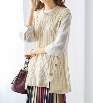 BELLUNA（ベルーナ）の「ゴールドボタン使いケーブルニットベスト（ベスト）」｜アイボリー