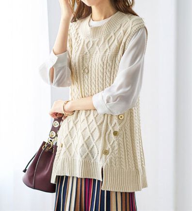 BELLUNA（ベルーナ）の「ゴールドボタン使いケーブルニットベスト（ベスト）」