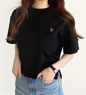 GeeRA（ジーラ）の「アナグラムロゴ刺しゅうＴシャツ（Tシャツ）」｜ブラック