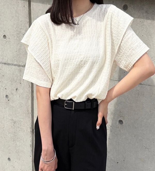 GeeRA（ジーラ）の「ラッフルショルダー表面感カットソー（カットソー）」｜オフホワイト