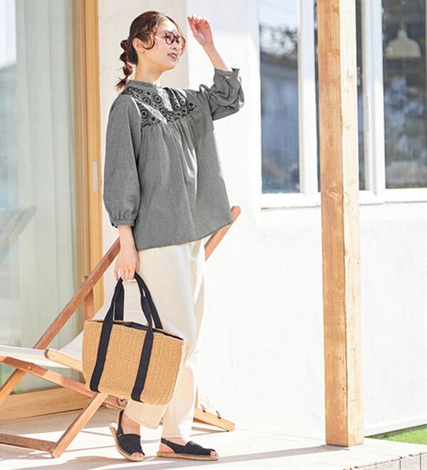 Viola e Viola（ヴィオラ エ ヴィオラ）の「サークル刺しゅうフリル衿ブラウス（ブラウス）」｜ブラックピンチェック