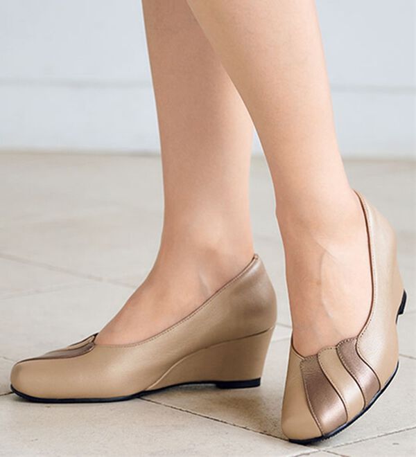 BELLUNA（ベルーナ）の「４Ｅ山羊革フラワーカットウェッジパンプス（パンプス）」｜詳細画像