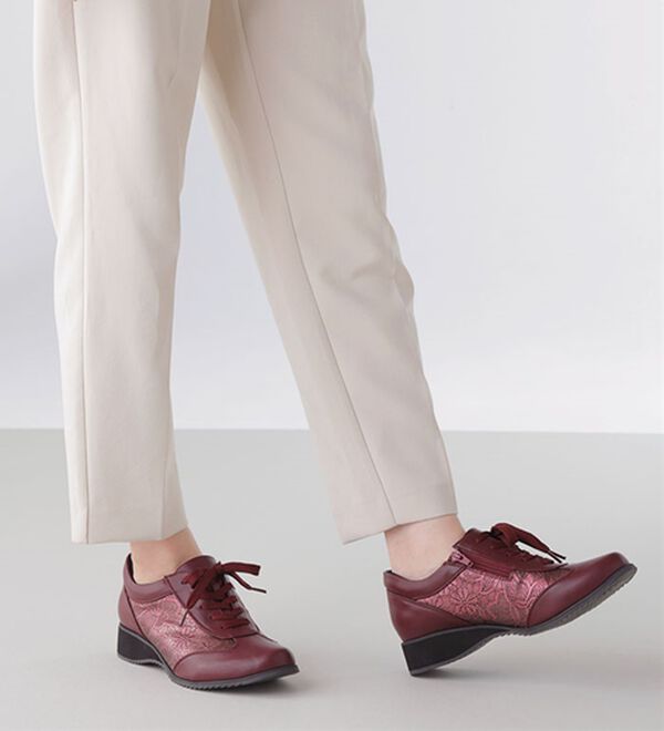 ルフラン（ルフラン）の「ほっそり見え！５Ｅ花柄型押しウォーキングシューズ（スニーカー）」｜詳細画像