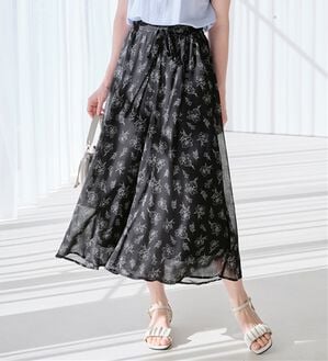 alotta（アロッタ）の「ふんわりシフォンワイドパンツ（ワイドパンツ・ガウチョ）」｜ブラック系線画花柄