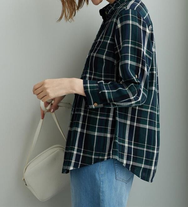 BELLUNA（ベルーナ）の「【綿100％素材】ダブルガーゼ素材丸衿多ボタンブラウス（ブラウス）」｜詳細画像