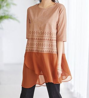 BELLUNA（ベルーナ）の「ひんやり！ふわっと揺れる異素材切替刺しゅうチュニック（チュニック）」｜テラコッタ系