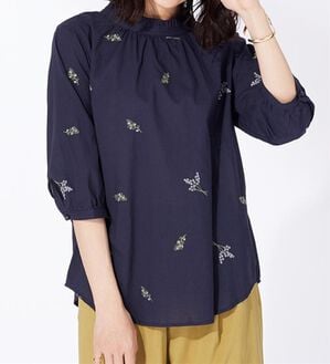 BELLUNA（ベルーナ）の「綿100％とび花刺しゅうブラウス（ブラウス）」｜ネイビー