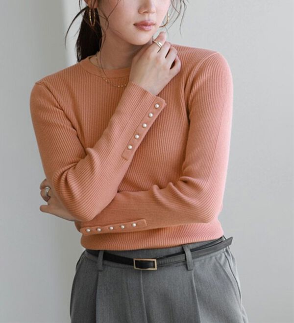 Pierrot（ピエロ）の「【選べるネック】もっちり袖パールニット（ニット・セーター）」｜オレンジ