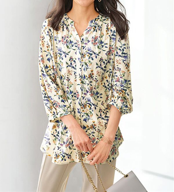 BELLUNA（ベルーナ）の「レーヨン素材ギャザーデザインブラウス（ブラウス）」｜アイボリー系花柄