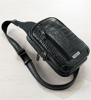 「＜モンテスピガ＞イタリアンレザークロコ型押しボディバッグ（メンズボディバッグ・ウエストポーチ）」｜ブラック