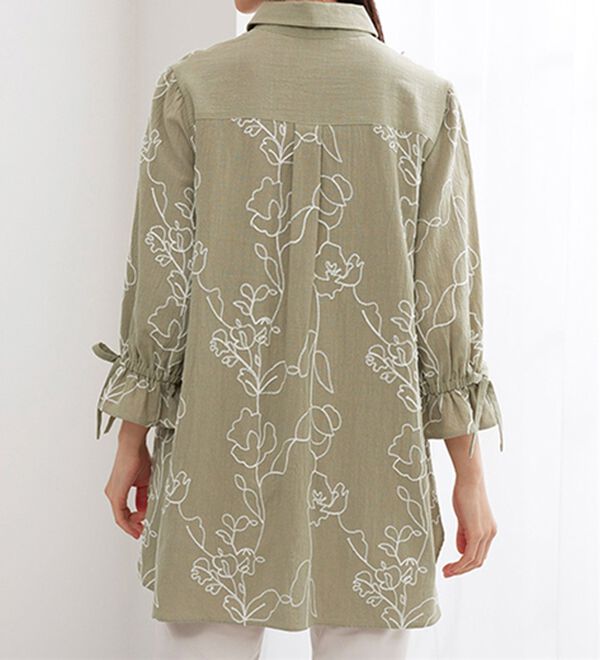 BELLUNA（ベルーナ）の「グラフィック風刺しゅう袖リボンチュニック（チュニック）」｜詳細画像