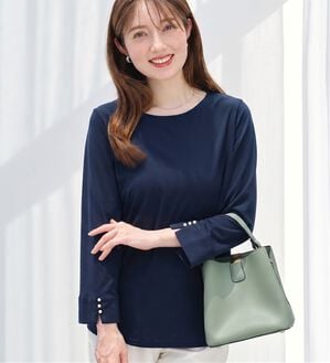 alotta（アロッタ）の「【選べる袖丈】柔らか綿混素材パール調ボタンＴシャツ（カットソー）」｜ネイビー　8分袖