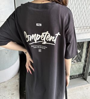 GeeRA（ジーラ）の「アソートロゴプリントＴシャツワンピース（その他ワンピース）」｜チャコール&times;バックプリント