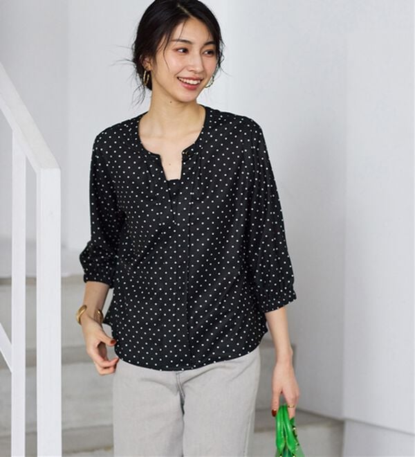 Viola e Viola（ヴィオラ エ ヴィオラ）の「さらさらＥＡＳＹ　２ＷＡＹ衿デザインブラウス（ブラウス）」｜ドット