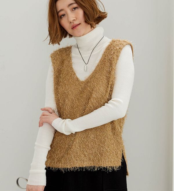 BELLUNA（ベルーナ）の「スパンコール入り！軽やかシャギーＶネックベスト（カットソー）」｜詳細画像