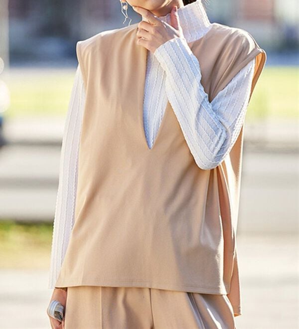 RANAN（ラナン）の「きれい見せ深Ｖネックカットソーベスト＜毛玉になりにくい＞（ベスト）」｜モカ