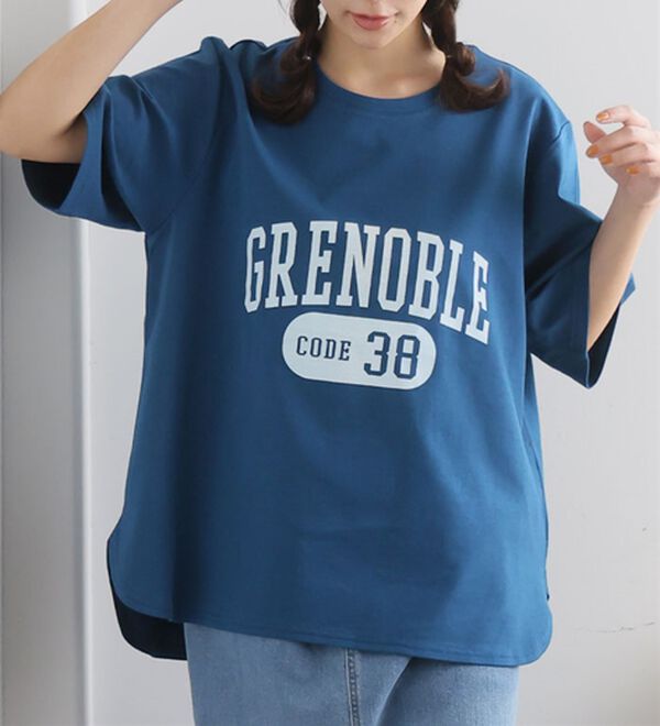 A HAPPY MARILYN（アハッピーマリリン）の「【Ｍ～８Ｌ】【接触冷感・ＵＶ対策】カレッジプリント裾ラウンドＴシャツ（Tシャツ）」｜ブルー