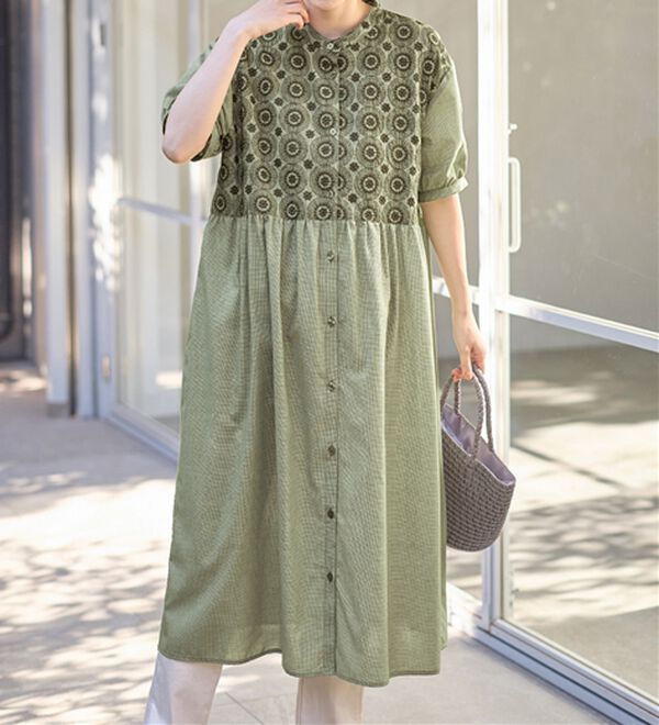 Viola e Viola（ヴィオラ エ ヴィオラ）の「サークル刺しゅう５分袖シャツワンピース（シャツワンピース）」｜カーキピンチェック