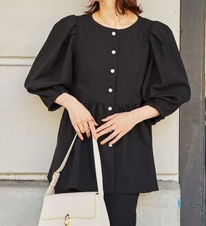 RANAN（ラナン）の「【RANAN 新定番スーツシリーズ】洗える！パールボタンペプラムブラウス（ブラウス）」｜ブラック